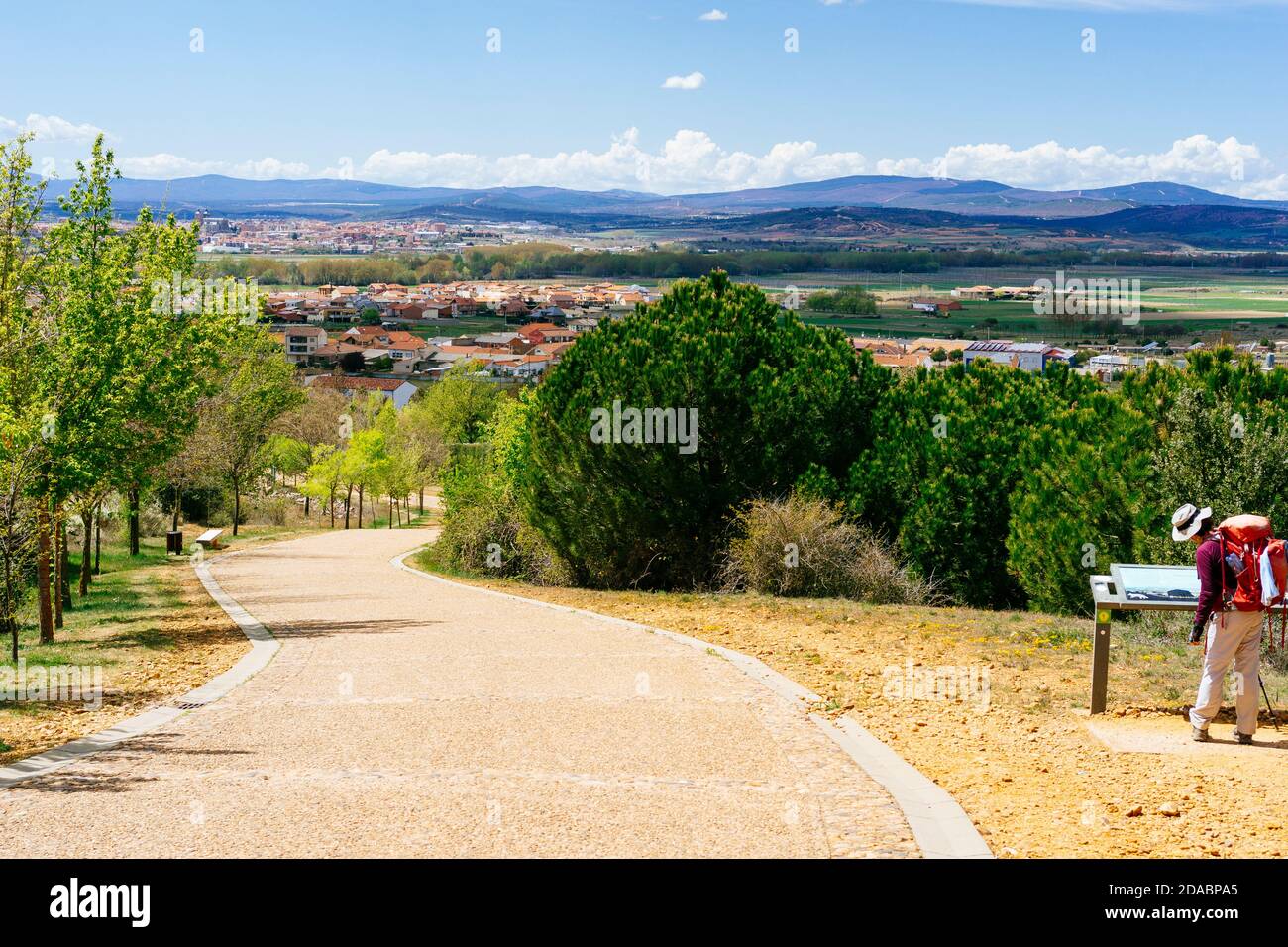 Wenn man ins Tal hinuntergeht, sieht man die Stadt San Justo de la Vega und im Hintergrund die Stadt Astorga. Französischer Weg, Jakobsweg. San Ju Stockfoto