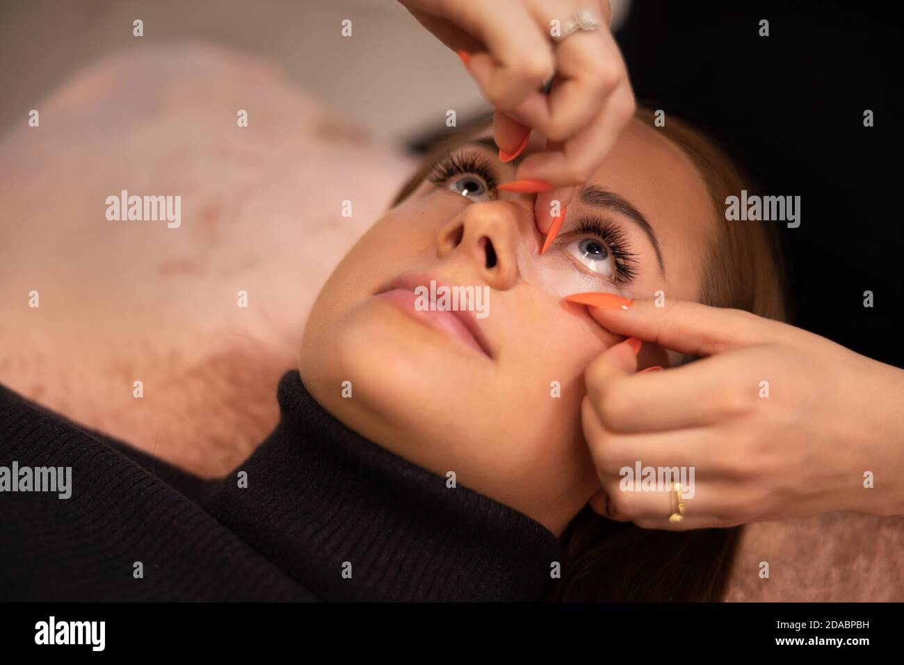 Wimpernverlängerung Verfahren mit Klinikmeister und einem Kunden in Ein Schönheitssalon Stockfoto