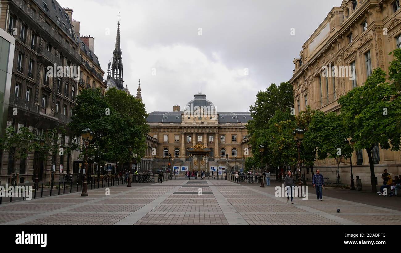 Paris, Frankreich - 09/07/2019: Vorderansicht des historischen Palais de Justice ('Justizpalast') mit Touristen, die an einer Fußgängerzone vorbei gehen. Stockfoto