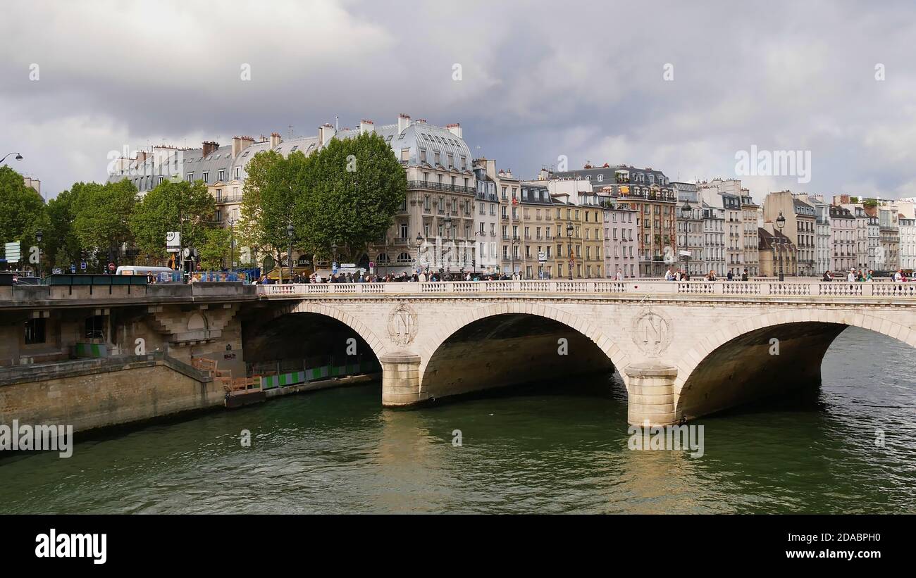 Paris, Frankreich - 09/07/2019:Nahaufnahme der historischen Brücke Pont Saint-Michel über die seine zwischen der Ile de la Cite und dem Place Saint-Michel. Stockfoto