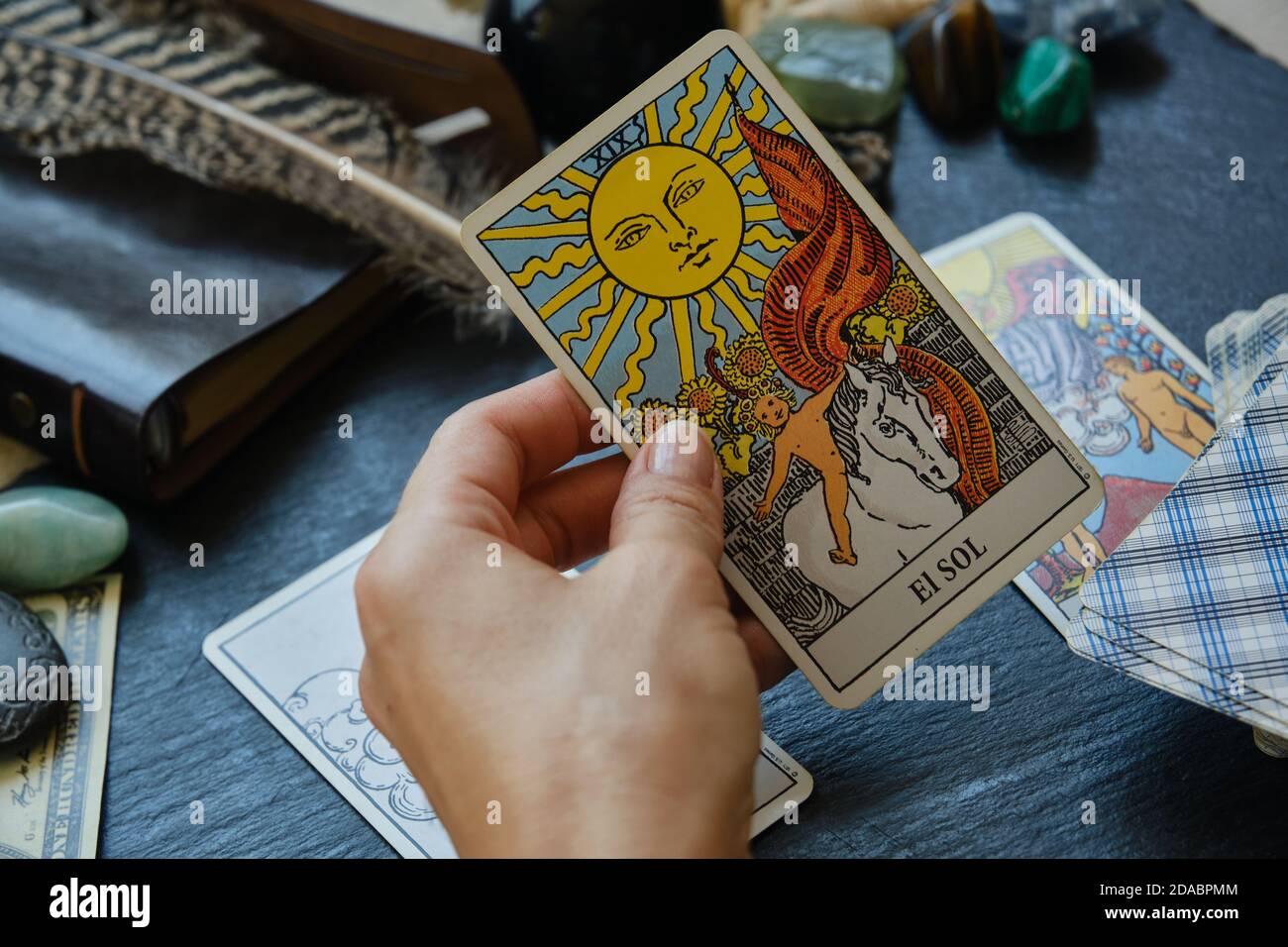 Der Blick auf Tarot-Karten auf dem Tisch Stockfoto