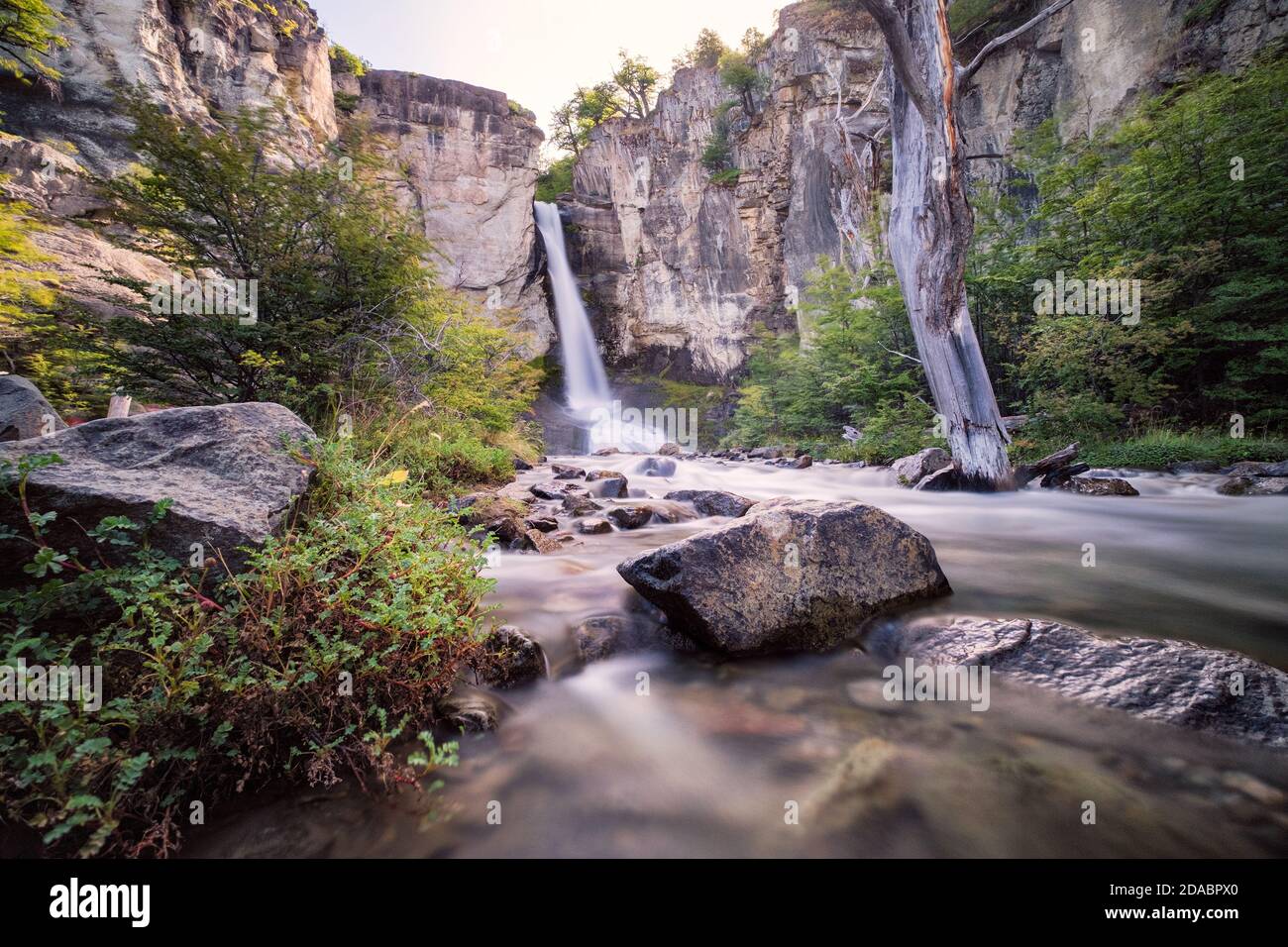 Ruhiger Ort mit schönem Wasserfall, ganz in der Nähe von El ChaltÃ©n Stockfoto