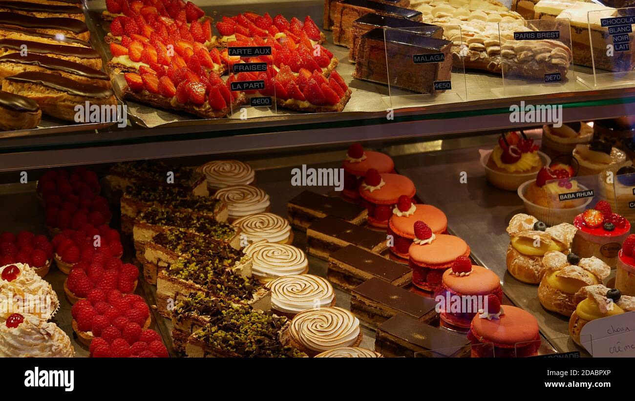 Paris, France - 09/07/2019: Süßes schmackhaftes traditionelles französisches Gebäck in mehreren Variationen, präsentiert in einem Konditorei-Laden in der Innenstadt von Paris. Stockfoto
