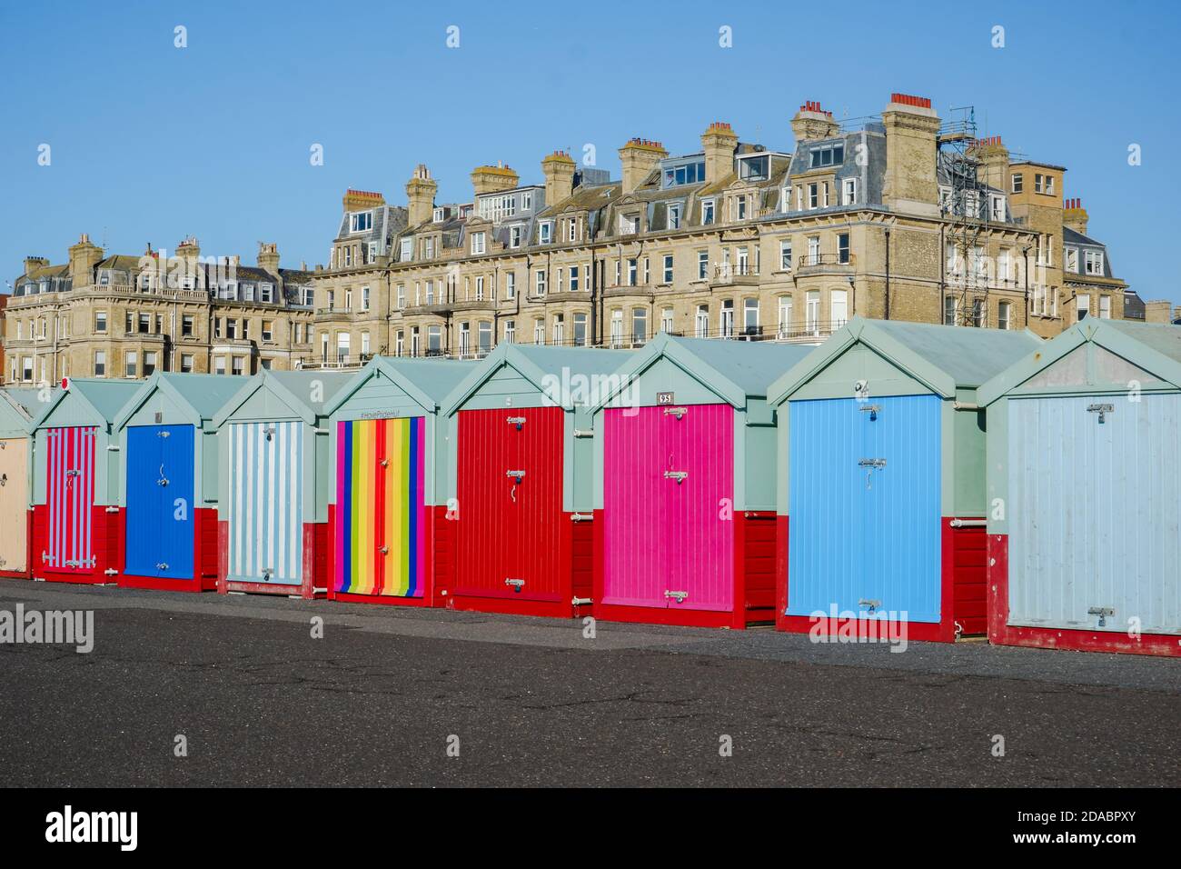 Bunte Strandhütten und Pride Strandhütte entlang der Promenade von Hove Seafront, Brighton & Hove, East Sussex, Großbritannien Stockfoto