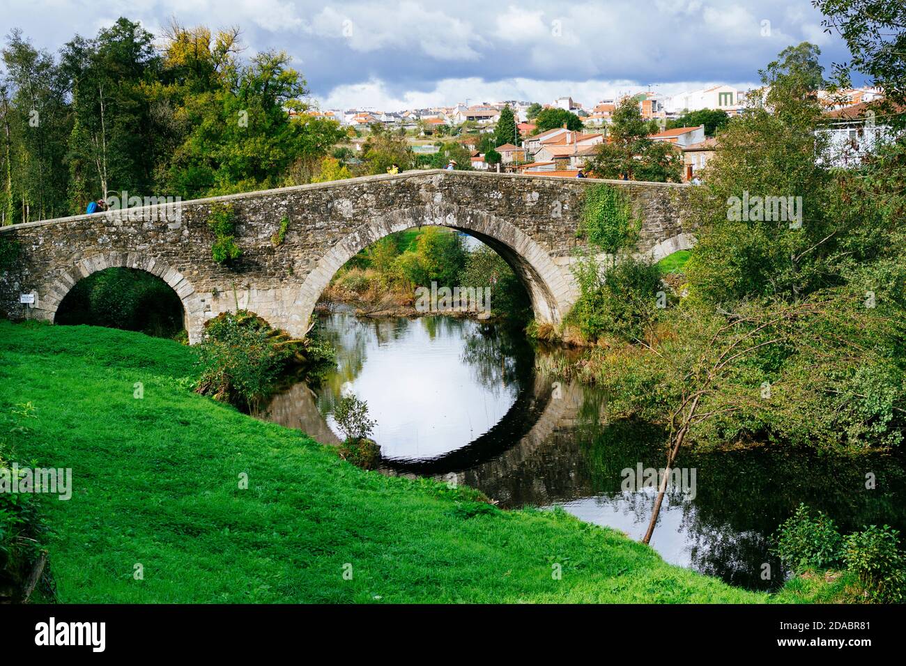 Brücke San Xoán de Furellos. Mittelalterliche Brücke über den Fluss Furellos, gilt als eines der Juwelen der zivilen Architektur des Weges. Französisch Weg, Weg Stockfoto