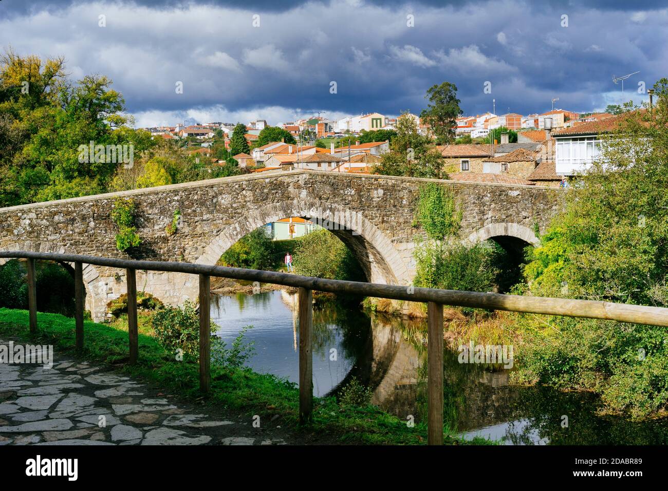 Brücke San Xoán de Furellos. Mittelalterliche Brücke über den Fluss Furellos, gilt als eines der Juwelen der zivilen Architektur des Weges. Französisch Weg, Weg Stockfoto