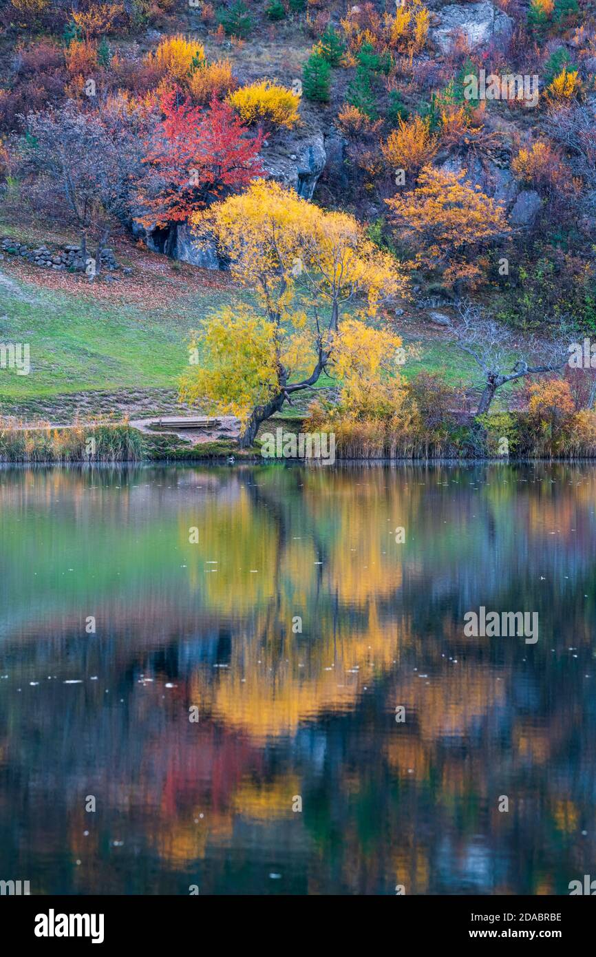 Herbstliche Reflexionen im Wasser Stockfoto