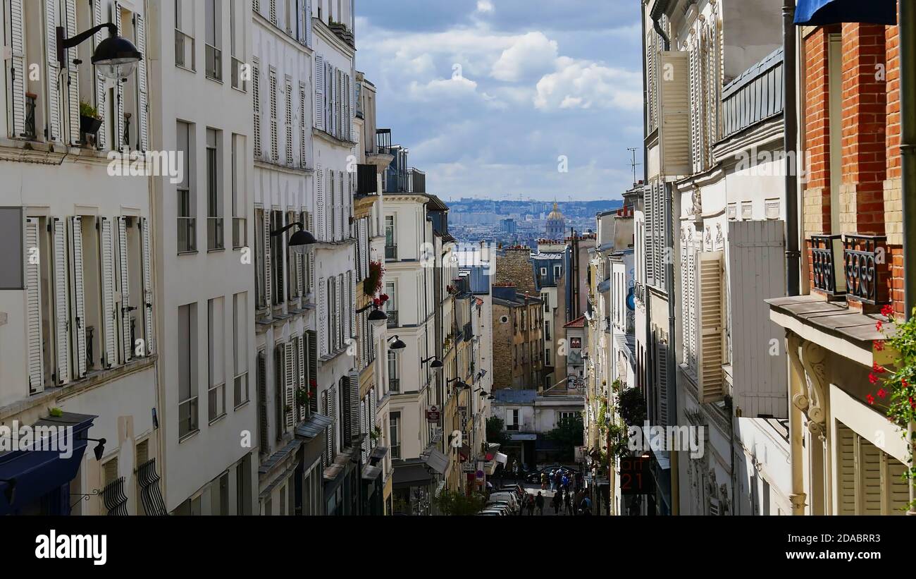 Paris, France - 09/08/2019: Schöne Aussicht auf das historische Stadtzentrum von Paris durch eine schmale Gasse mit alten Gebäuden auf Montmartre Hügel. Stockfoto Paris, France - 09/08/2019: Schöne Aussicht auf das historische Stadtzentrum von Paris durch eine schmale Gasse mit alten Gebäuden auf Montmartre Hügel. Stockfoto