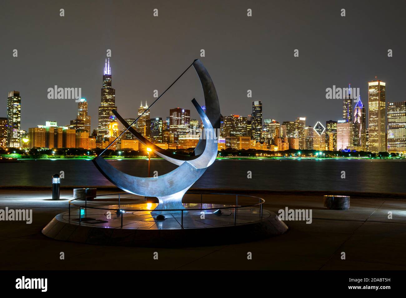 Chicago, Illinois, USA - 14. September 2020: Der Mensch betritt den Kosmos, eine Sonnenuhr-Skulptur, die sich in der Nähe des Adler Planetariums bei Nacht befindet. Stockfoto