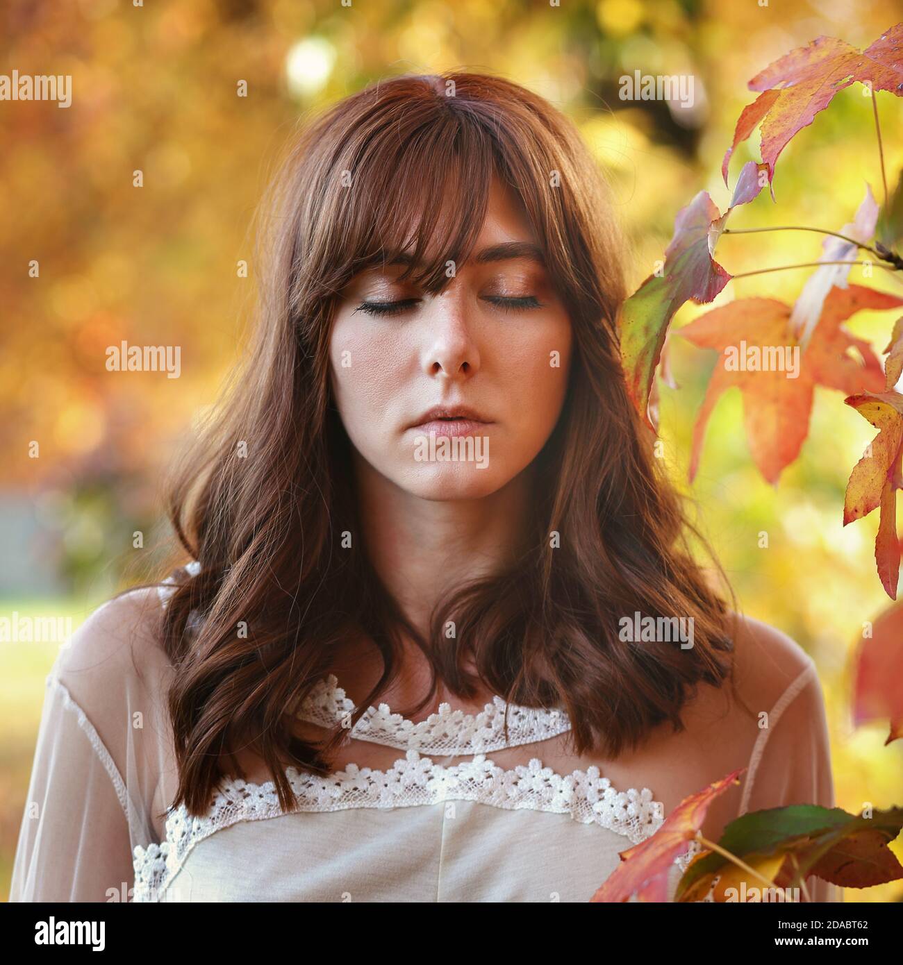 Schöne junge Frau mit geschlossenen Augen. Herbstporträt Stockfoto