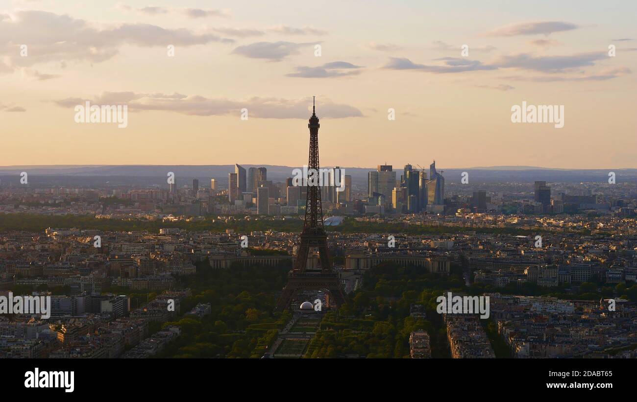 Paris, France - 09/08/2019: Atemberaubende Luftpanorama Ansicht des historischen Zentrums von Paris mit Tour Eiffel, Parkbereich Champ de Mars. Stockfoto