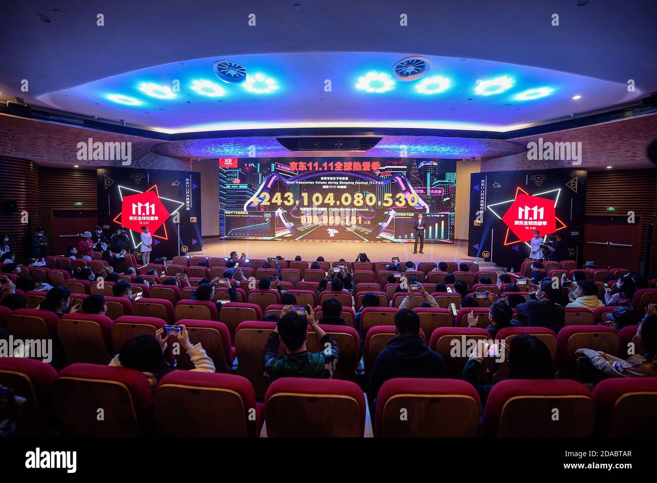 Hangzhou/Peking. November 2020. Der riesige Bildschirm zeigt den Verkauf von E-Commerce-Riese JD.com zwischen 1. November und 2:26 Uhr am 11. November, in seinem Hauptsitz in Peking, Hauptstadt von China, 11. November 2020. Quelle: Peng Ziyang/Xinhua/Alamy Live News Stockfoto