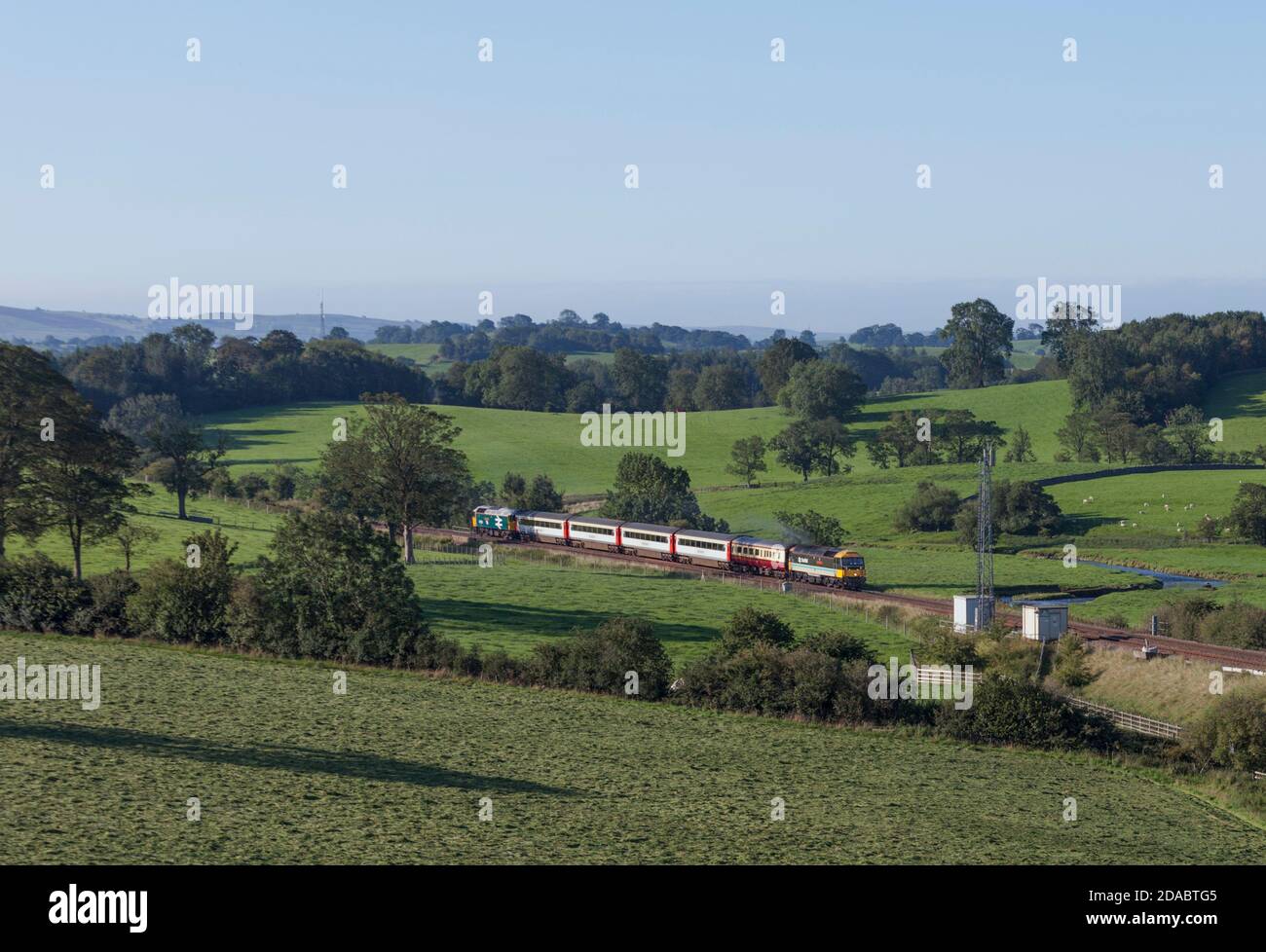 Lokomotive Baureihe 47 Lokomotive 47712 Lady Diana Spencer vorbei an Coniston Cold, Yorkshire mit dem Touristenzug 'Staycation Express' Stockfoto