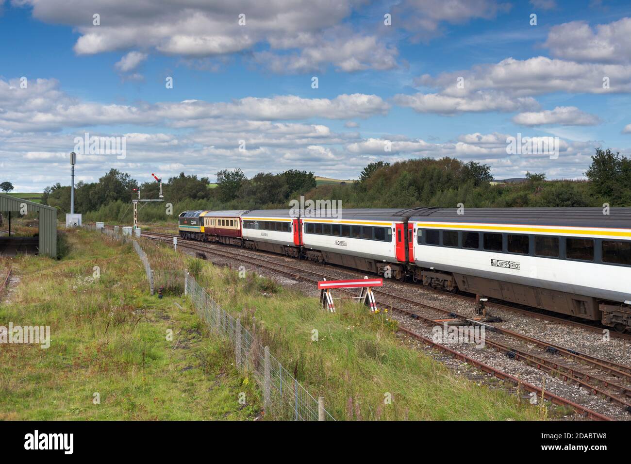 Lokomotive Baureihe 47 Lokomotive 47712 durch die Semaphore Signale Hellifield mit dem Touristenzug 'Staycation Express' Stockfoto