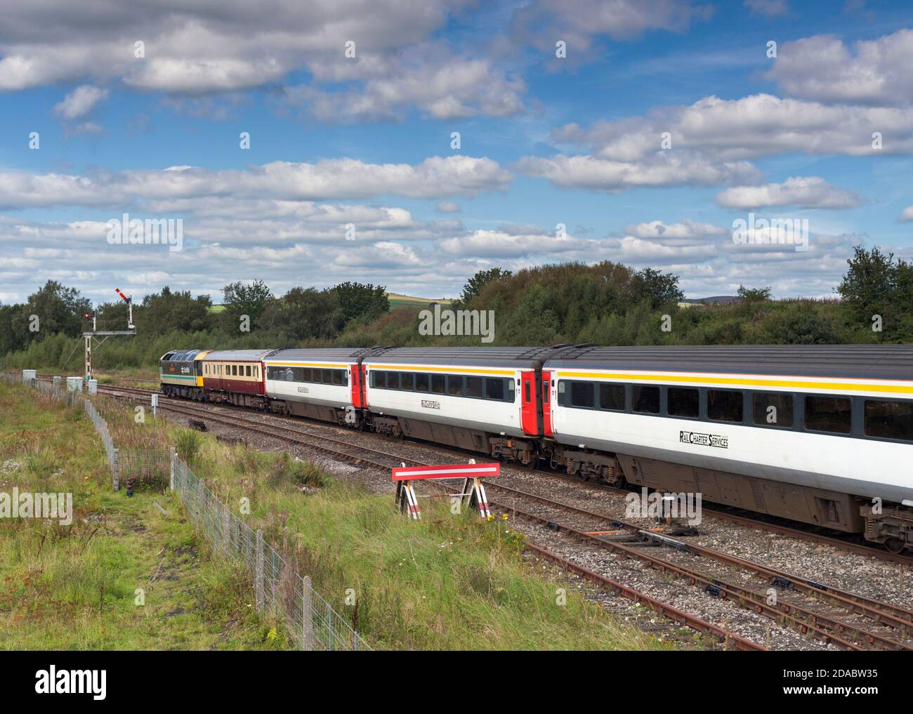 Lokomotive Baureihe 47 Lokomotive 47712 durch die Semaphore Signale Hellifield mit dem Touristenzug 'Staycation Express' Stockfoto