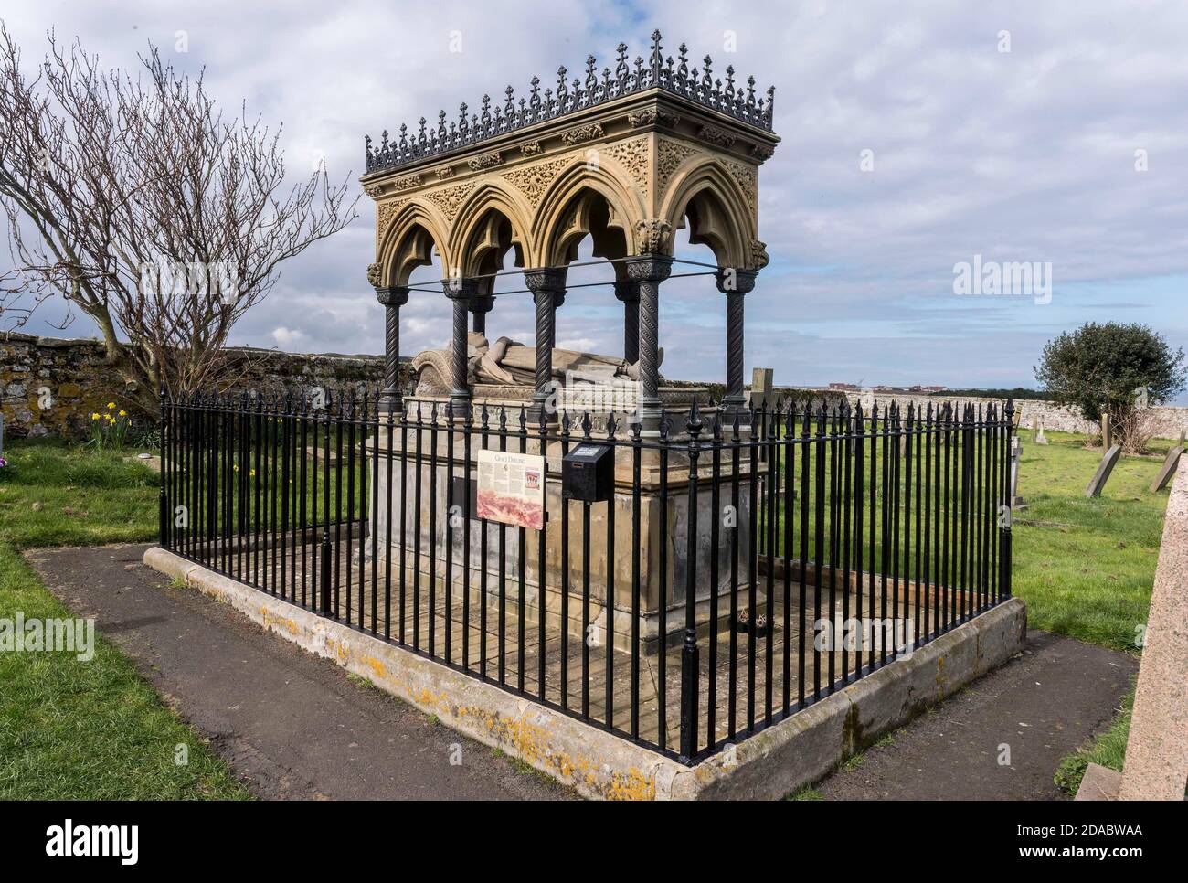 Das Monument to Grace Darling, im Kirchhof der St. Aidan's Church, Bamburgh, Northumberland. 1838 wurde Darling eine nationale Heldin, als sie ein Stockfoto