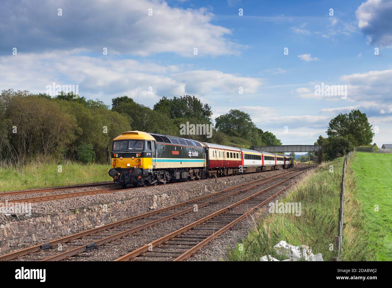 Lokomotiven Dienstleistungen Baureihe 47 Lokomotive 47712 vorbei Abzweigung mit Der Touristenzug 'Staycation Express' Stockfoto