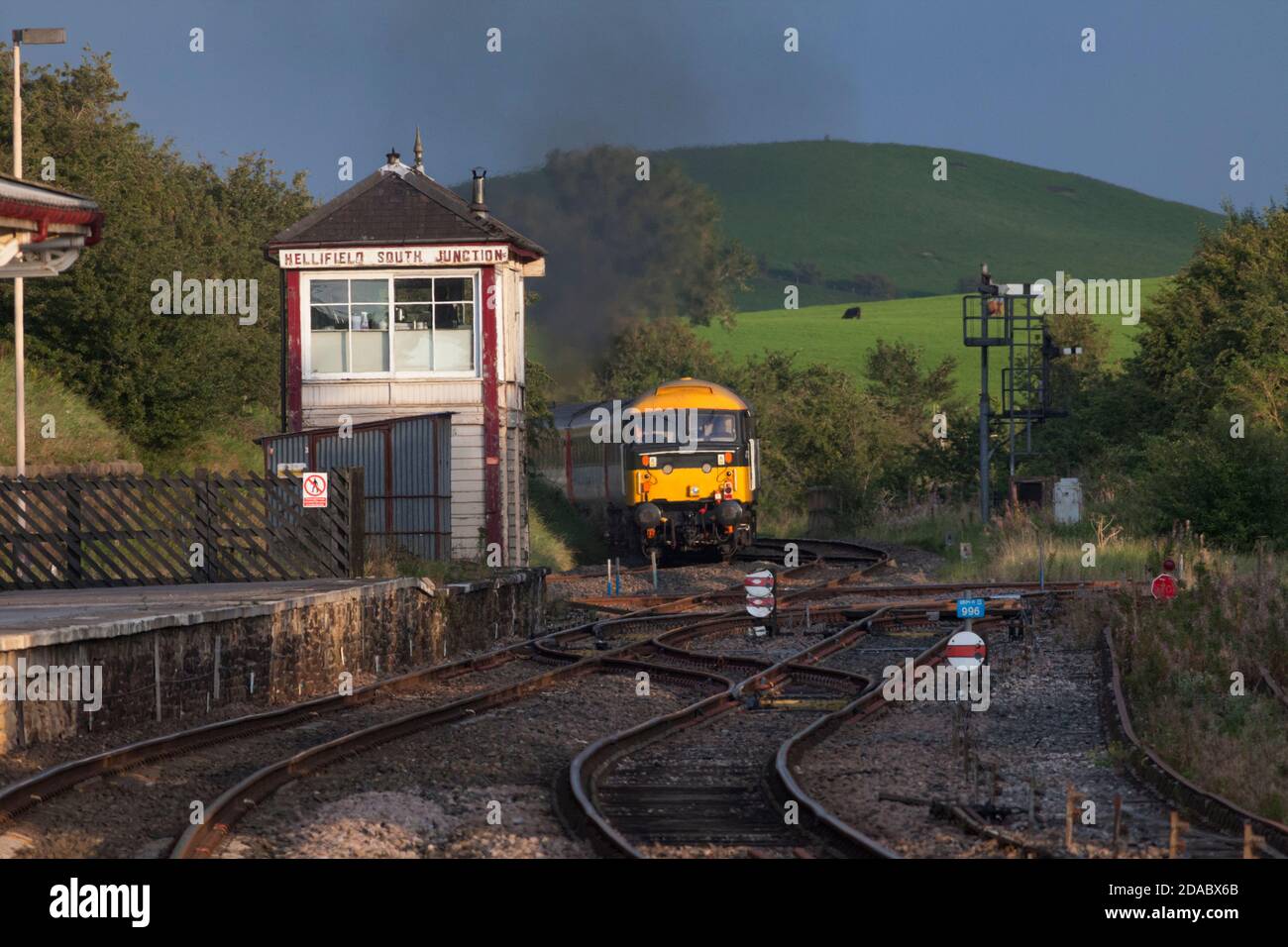 Erhaltene Lokomotive der Baureihe 47 47712, vorbei an der midland-Eisenbahnlinie Box in Hellifield mit einem Staycation Express Charterzug Stockfoto