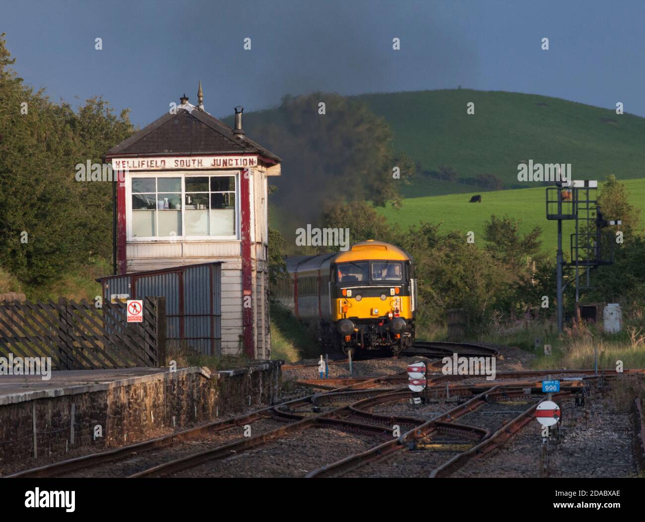 Erhaltene Lokomotive der Baureihe 47 47712, vorbei an der midland-Eisenbahnlinie Box in Hellifield mit einem Staycation Express Charterzug Stockfoto
