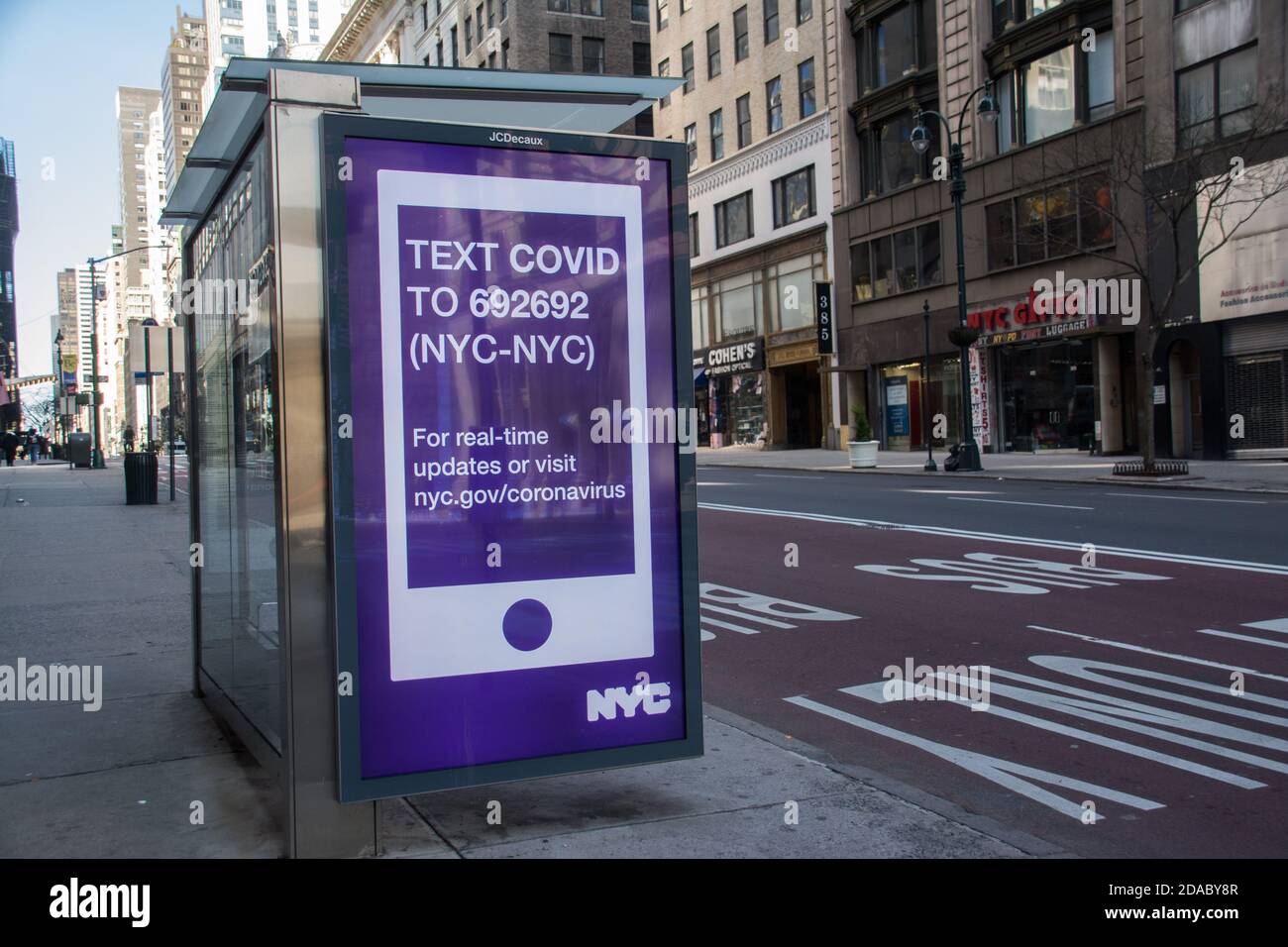 Covid-19 Pandemic Instructions on Digital Sign in Manhattan Stockfoto