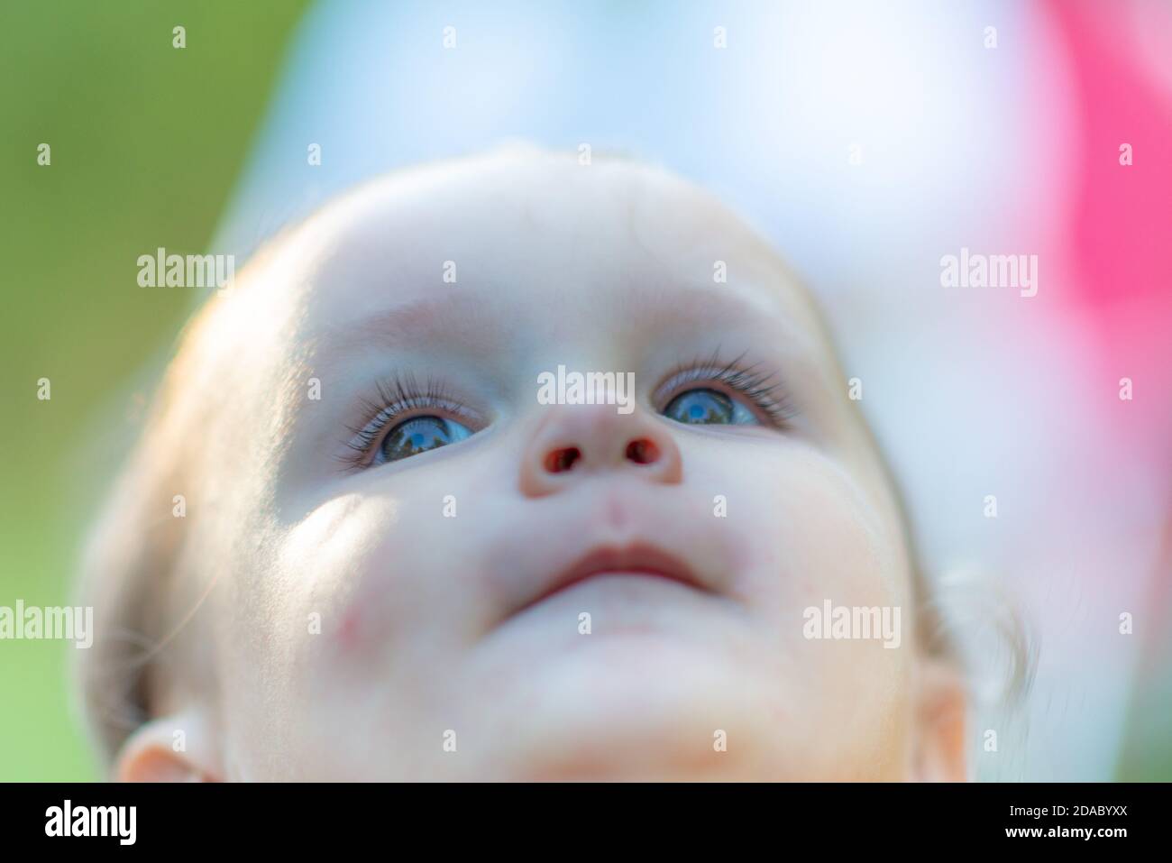 Baby Gesicht Nahaufnahme Fokus auf Augen und Wimpern Stockfoto