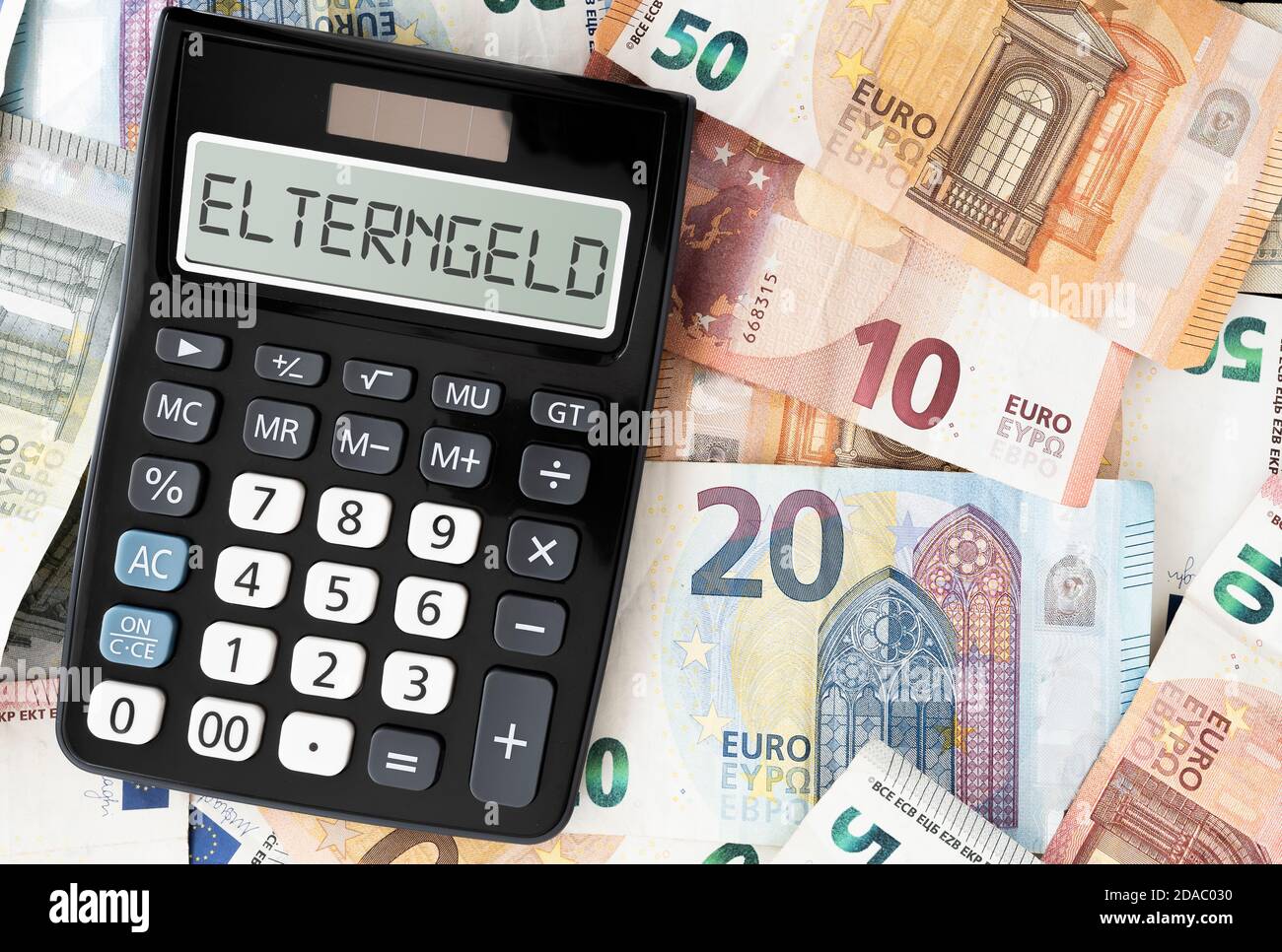 Wort ELTERNGELD, Deutsch für Elterngeld, auf dem Display des Taschenrechners gegen Euro-Banknoten Stockfoto