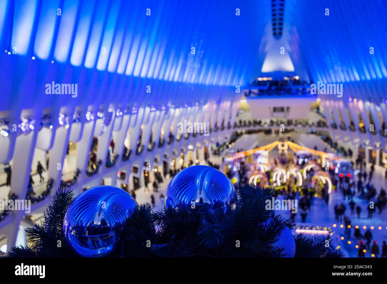 Die Oculus Innenraum mit Weihnachtsschmuck im Winter. Westfield World Trade Center, Manhattan, Financial District, New York City, NY, USA Stockfoto