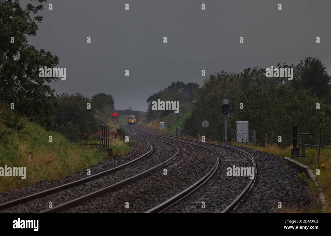 Lokomotive der Baureihe 47 47593, die den 'Staycation Express'-Wagen mitschleppt Ein sehr nasser regnerischer Ort und Carlisle Eisenbahn in Horton In Ribblesdale Stockfoto
