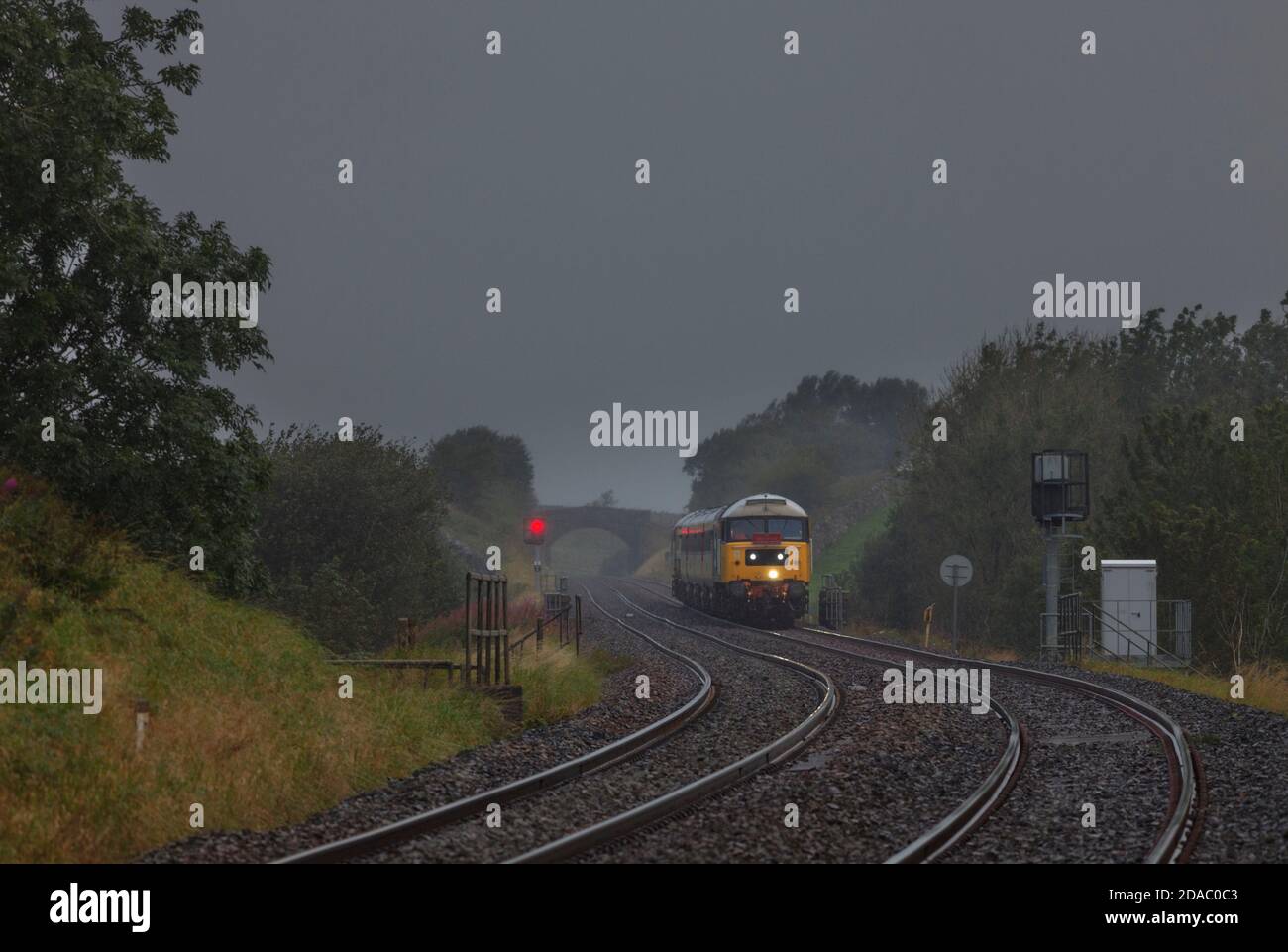 Lokomotive der Baureihe 47 47593, die den 'Staycation Express'-Wagen mitschleppt Ein sehr nasser regnerischer Ort und Carlisle Eisenbahn in Horton In Ribblesdale Stockfoto