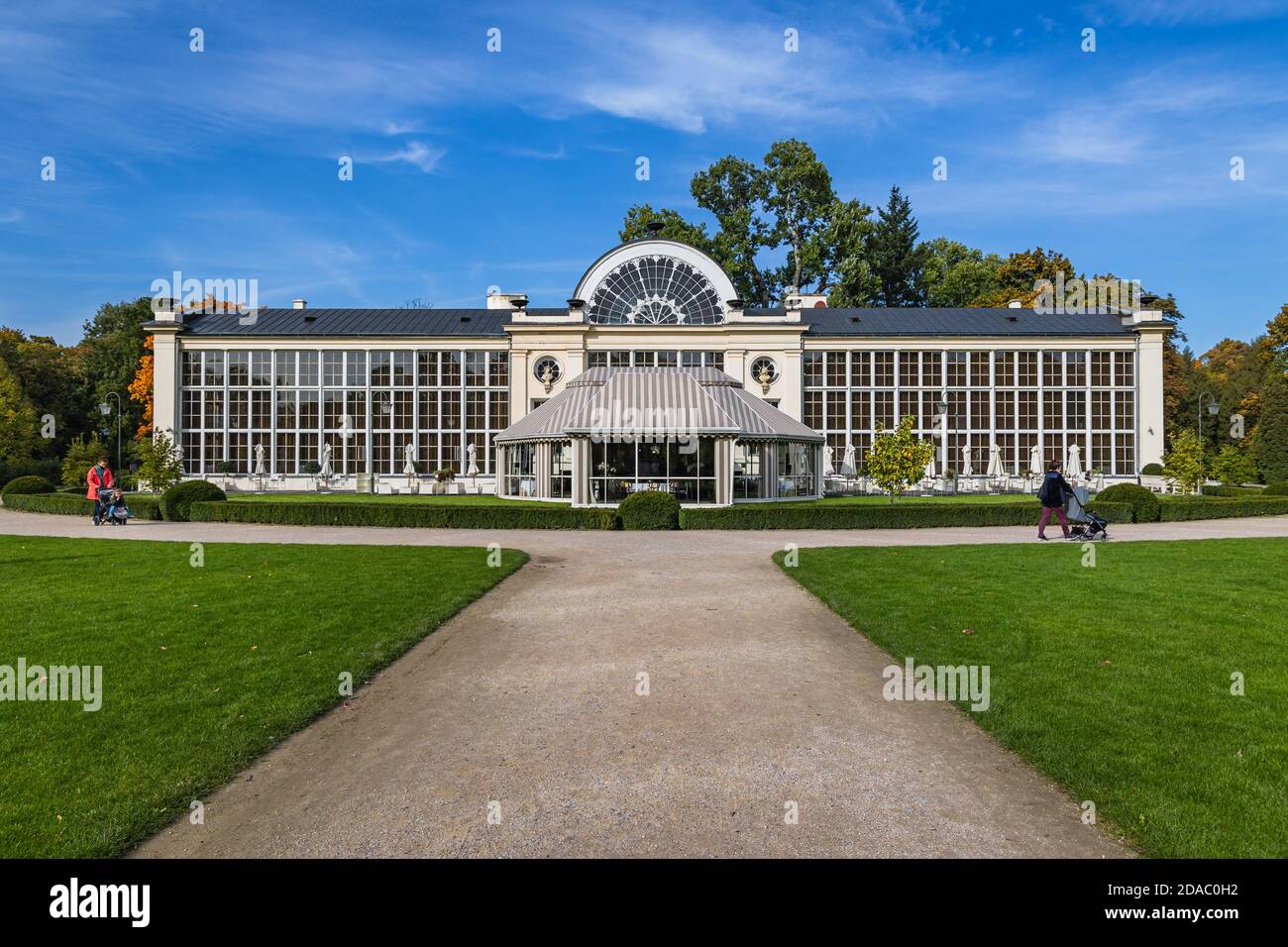 Neues Orangery Gebäude und Restaurant im Lazienkowski Park auch Lazienki Park genannt - Königliche Bäder, größter Park in Warschau Stadt, Polen Stockfoto