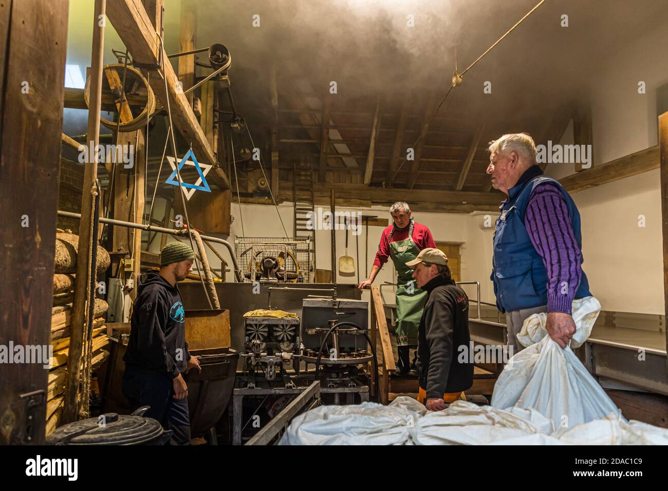 Für die Zoigl-Brauerei in der Oberpfalz wird das Malz von den Hausbrauern gemeinsam in die Brauerei gebracht. Traditionelle Zoigl Brauerei in Falkenberg, Deutschland Stockfoto