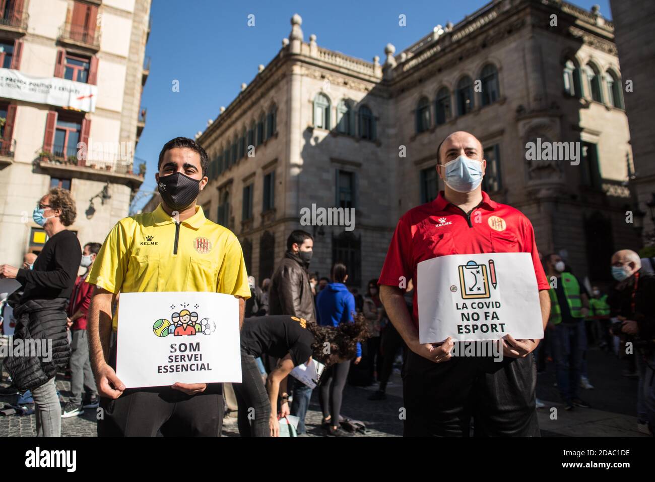 11. November 2020: Demonstranten mit Schutzmasken werden mit Transparenten gesehen, die sagen, wir sind ein unverzichtbarer Dienst und der Covid spielt keinen Sport.Katalanische Sportverbände und -Organisationen haben in Barcelona demonstriert, um die Wiedereröffnung von Fitnessstudios und Sportanlagen in Katalonien zu fordern.Quelle: Thiago PrudÃªNcio/DAX/ZUMA Wire/Alamy Live News Stockfoto