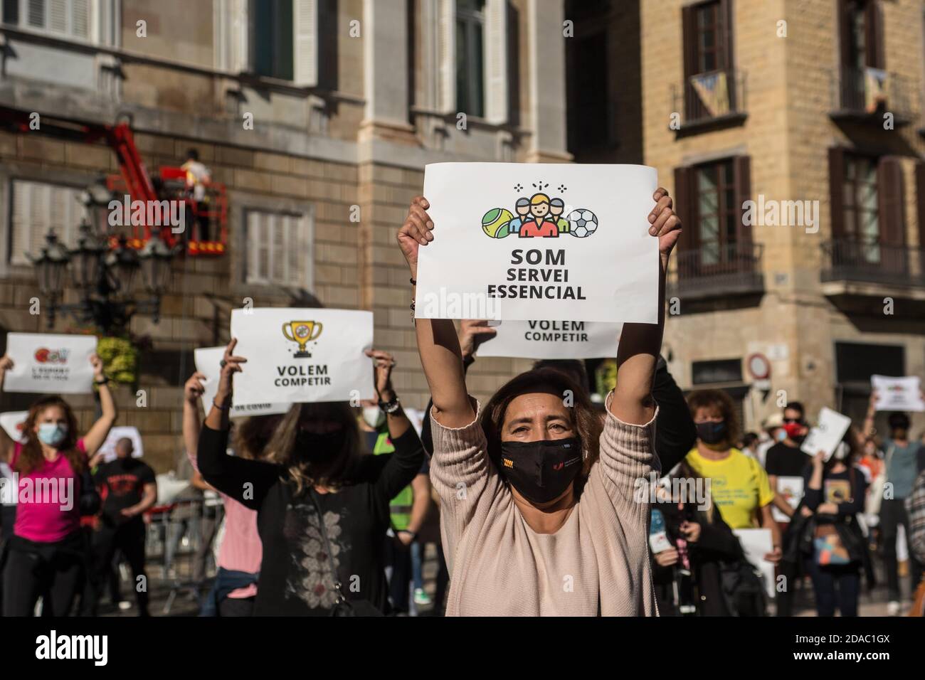 11. November 2020: Protestler mit Schutzmaske wird mit einem Banner, das sagt, wir sind ein wesentlicher Dienst gesehen.Katalanischen Sportverbände und Einrichtungen haben in Barcelona demonstriert, um die Wiedereröffnung von Turnhallen und Sportanlagen in Katalonien fordern Kredit: Thiago PrudÃªNcio/DAX/ZUMA Wire/Alamy Live News Stockfoto