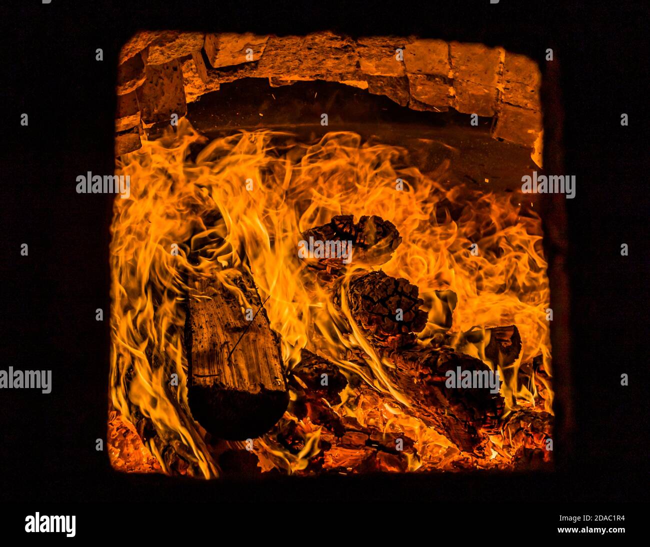 Holzfeuer in der traditionellen Zoigl Brauerei in Falkenberg, Deutschland Stockfoto