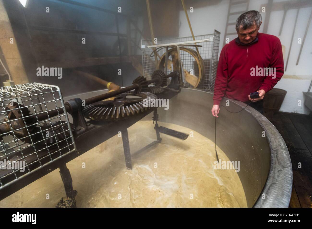 Übertragungsriemen und digitale Thermometer tragen gleichermaßen zum Erfolg des Zoigl Brauens in der Oberpfalz in Falkenberg bei Stockfoto