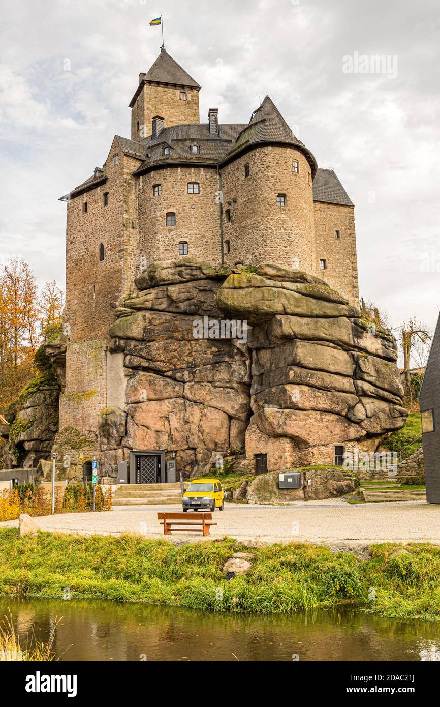 Die Burg Falkenberg ragt gewaltig auf einem Felsen über dem Dorf Falkenberg, Deutschland, auf Stockfoto