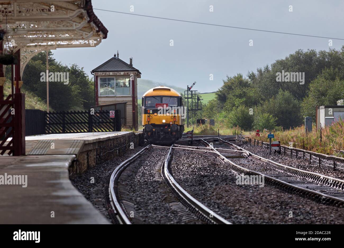Erhaltene Lokomotive der Baureihe 47 47712, vorbei an der midland-Eisenbahnlinie Box in Hellifield mit einem Staycation Express Charterzug Stockfoto