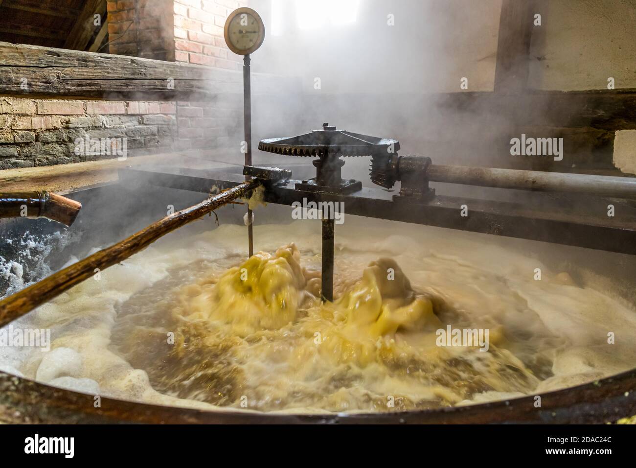 Die ursprüngliche Würze am Siedepunkt. Es kann bald in das gekühlte Schiff entwässert werden. Traditionelle Zoigl Brauerei in Falkenberg, Deutschland Stockfoto