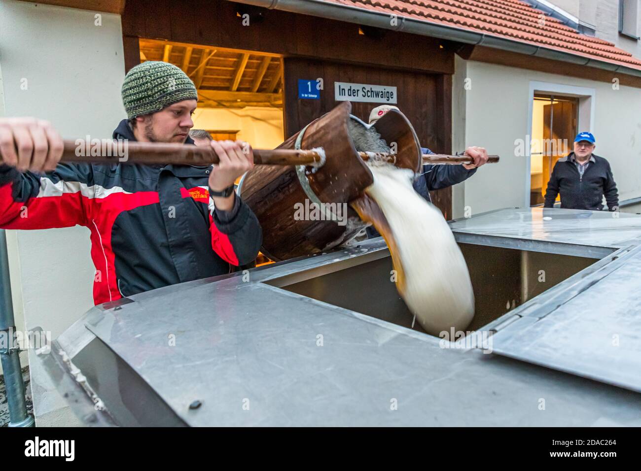 Die Hausbrauer sammeln ihre ursprüngliche Würze aus der Zoigl Brauerei in ihren eigenen Tanks in Falkenberg, Deutschland Stockfoto