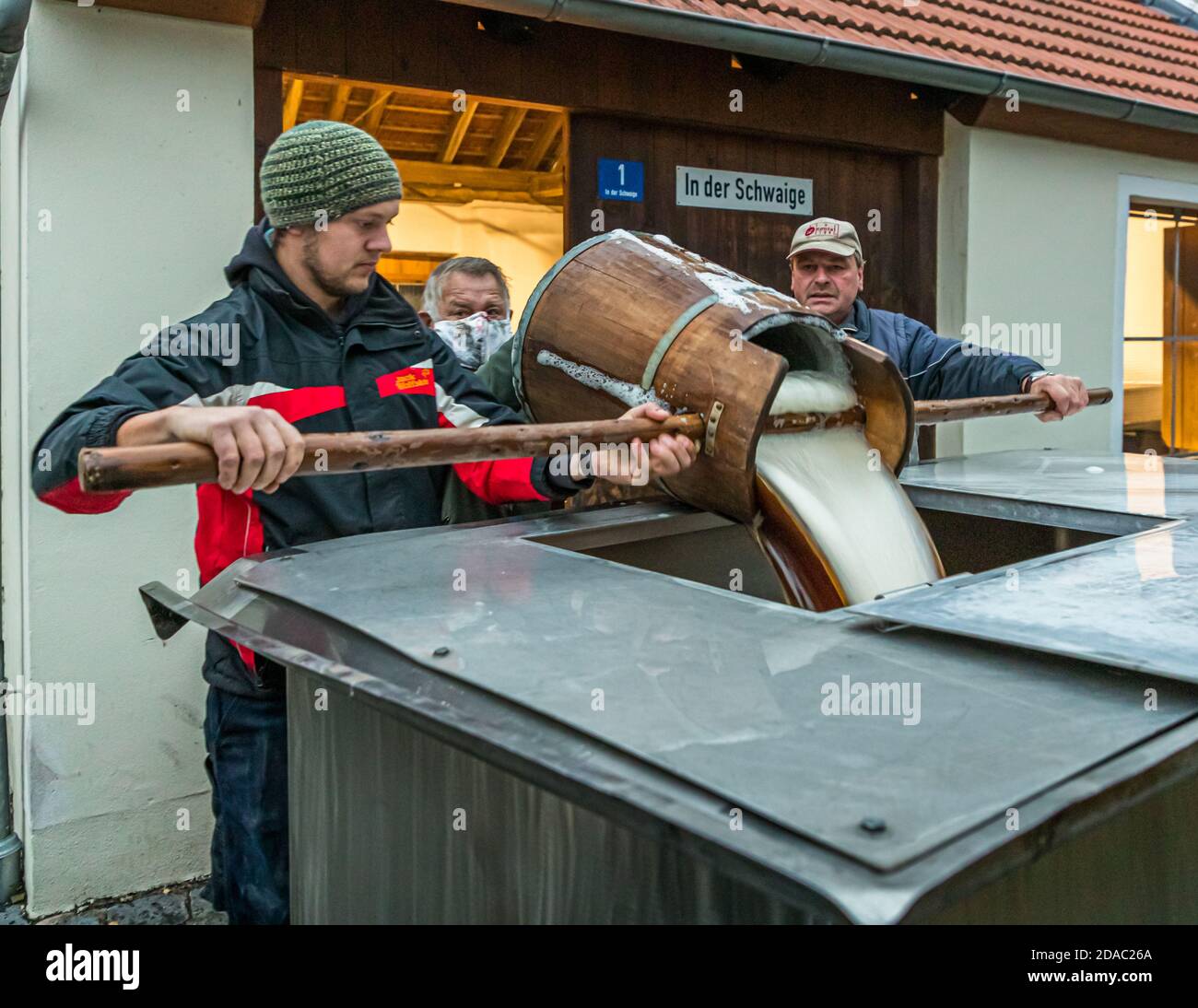 Die Hausbrauer sammeln ihre ursprüngliche Würze aus der Zoigl Brauerei in ihren eigenen Tanks in Falkenberg, Deutschland Stockfoto