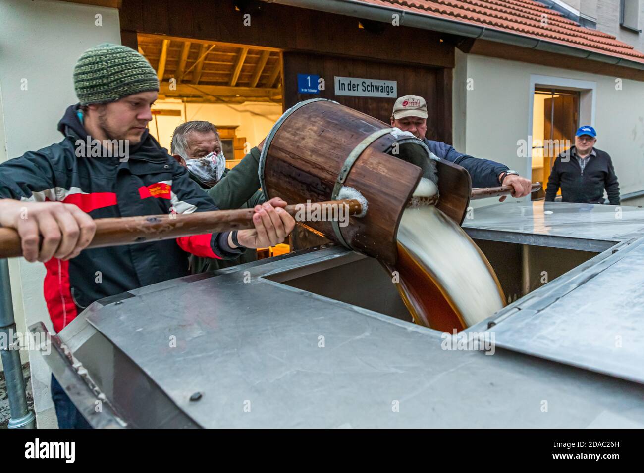 Traditionelle Zoigl Brauerei. Die Zoigl Original-Würze wird mit traditionellen Holzeimern in Falkenberg, Deutschland, lebhaft in den Tanker gefüllt Stockfoto