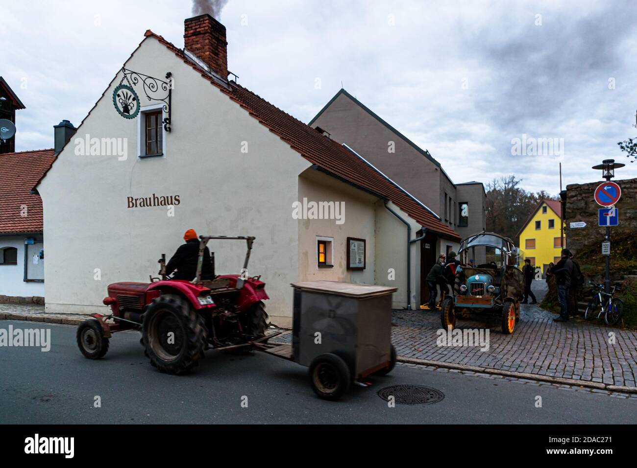 Die Hausbrauer sammeln ihre ursprüngliche Würze aus der Zoigl Brauerei in ihren eigenen Tanks in Falkenberg, Deutschland Stockfoto