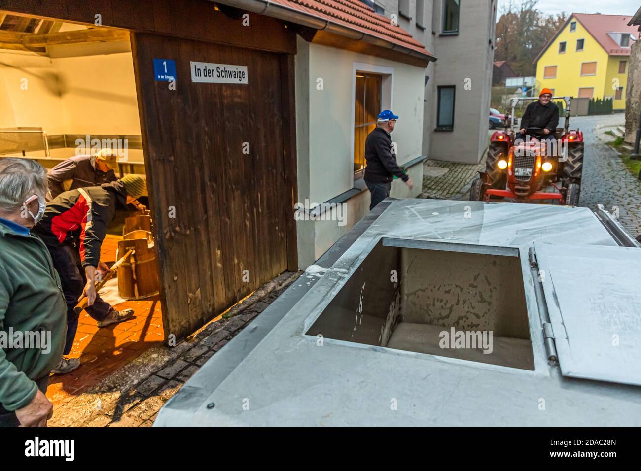 Traditionelle Zoigl Brauerei. Die Zoigl Original-Würze wird mit traditionellen Holzeimern in Falkenberg, Deutschland, lebhaft in den Tanker gefüllt Stockfoto