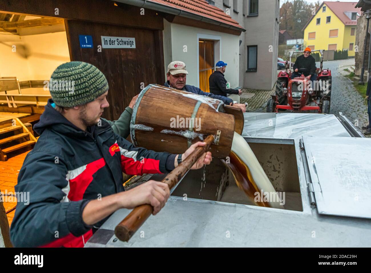 Traditionelle Zoigl Brauerei. Die Zoigl Original-Würze wird mit traditionellen Holzeimern in Falkenberg, Deutschland, lebhaft in den Tanker gefüllt Stockfoto
