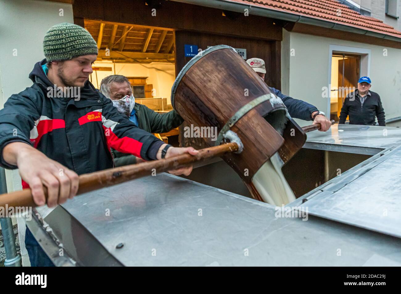 Traditionelle Zoigl Brauerei. Die Zoigl Original-Würze wird mit traditionellen Holzeimern in Falkenberg, Deutschland, lebhaft in den Tanker gefüllt Stockfoto