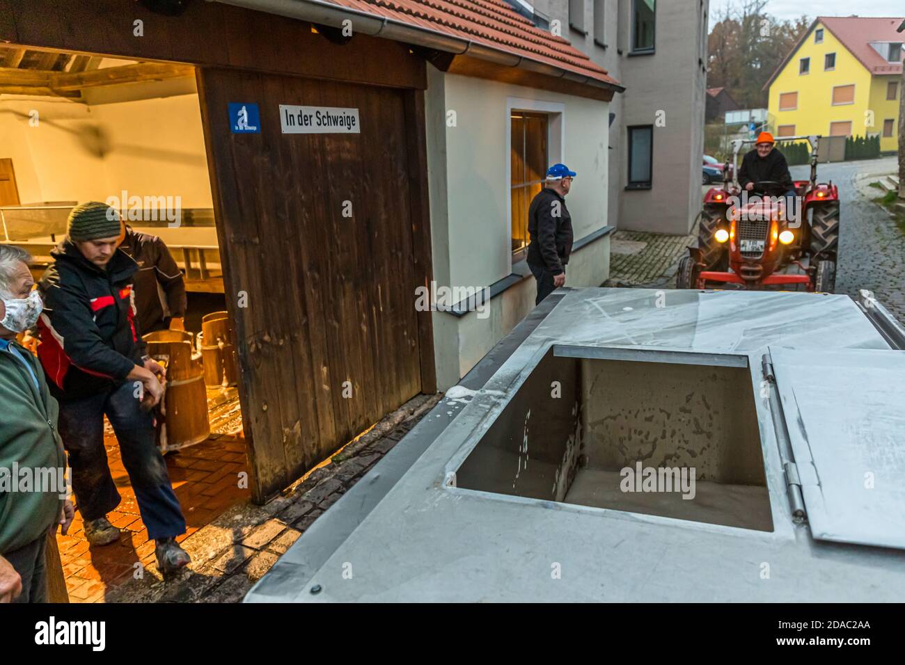 Traditionelle Zoigl Brauerei. Die Zoigl Original-Würze wird mit traditionellen Holzeimern in Falkenberg, Deutschland, lebhaft in den Tanker gefüllt Stockfoto