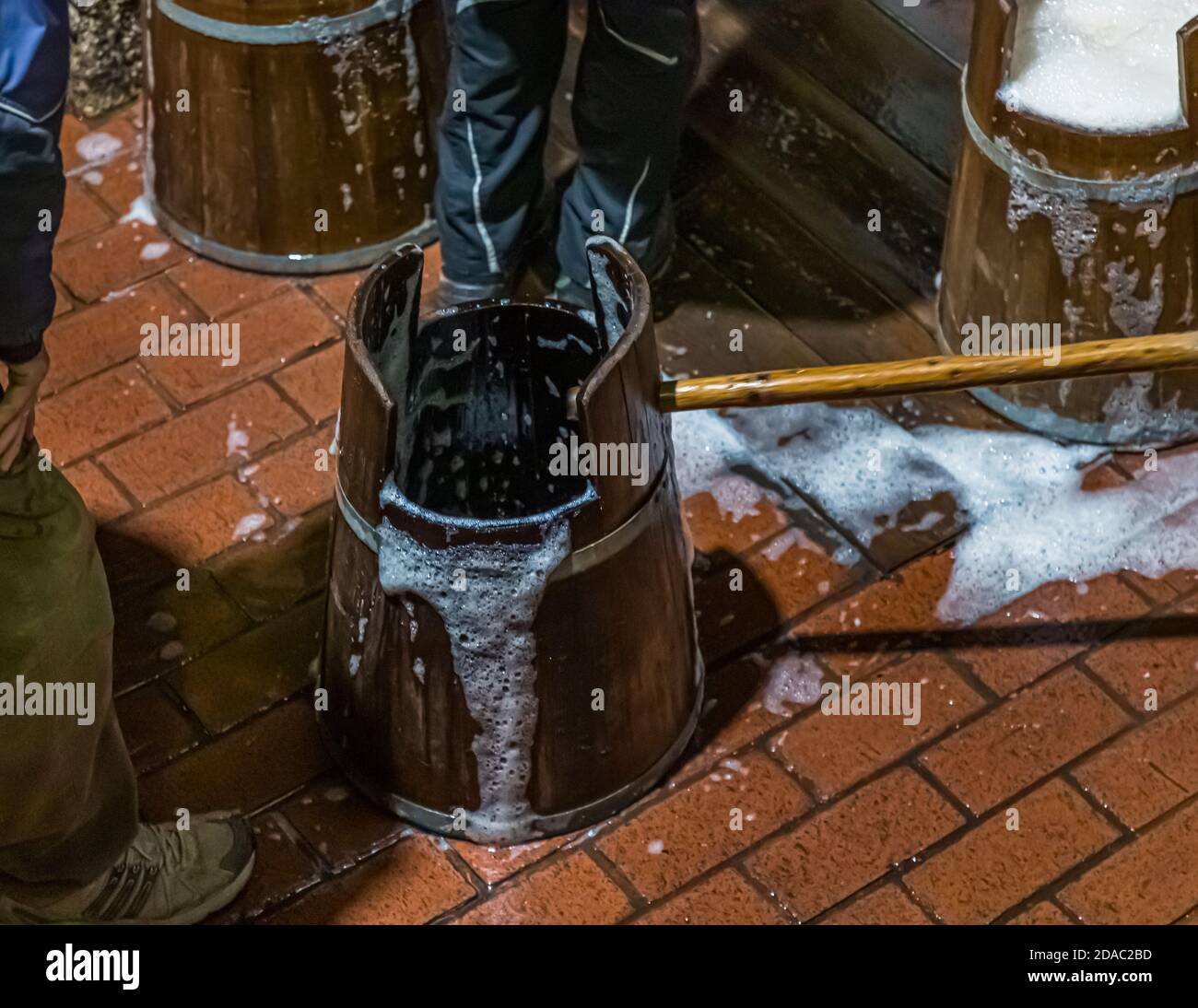 Traditionelle Zoigl Brauerei. Die Zoigl Original-Würze wird mit traditionellen Holzeimern in Falkenberg, Deutschland, lebhaft in den Tanker gefüllt Stockfoto