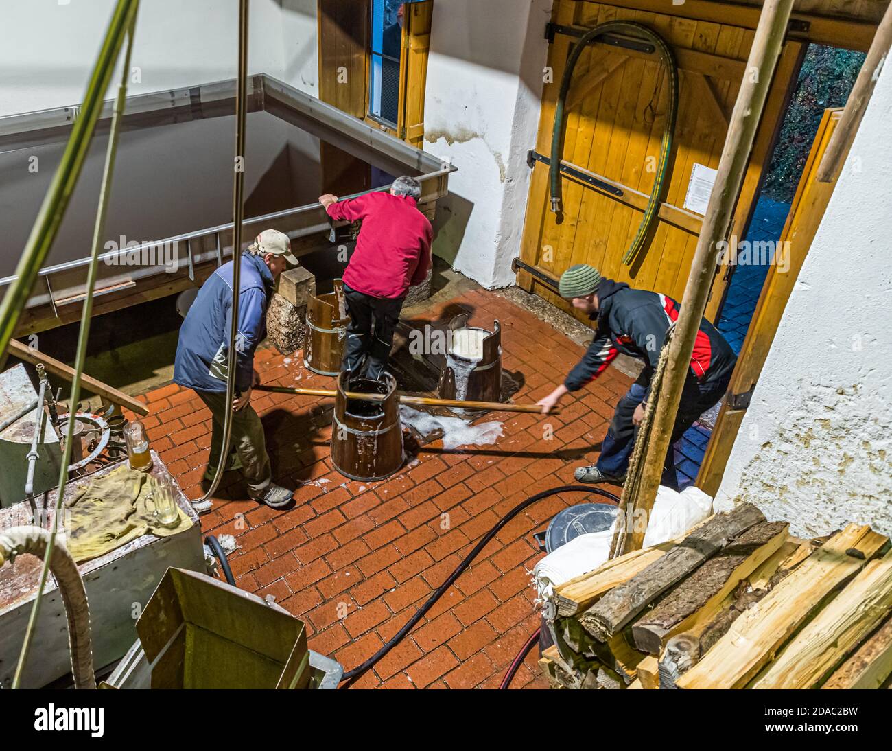 Traditionelle Zoigl Brauerei. Die Zoigl Original-Würze wird mit traditionellen Holzeimern in Falkenberg, Deutschland, lebhaft in den Tanker gefüllt Stockfoto