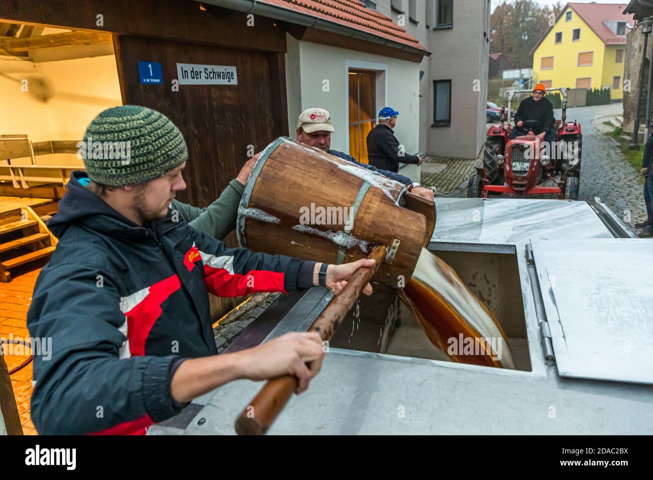 Traditionelle Zoigl Brauerei. Die Zoigl Original-Würze wird mit traditionellen Holzeimern in Falkenberg, Deutschland, lebhaft in den Tanker gefüllt Stockfoto