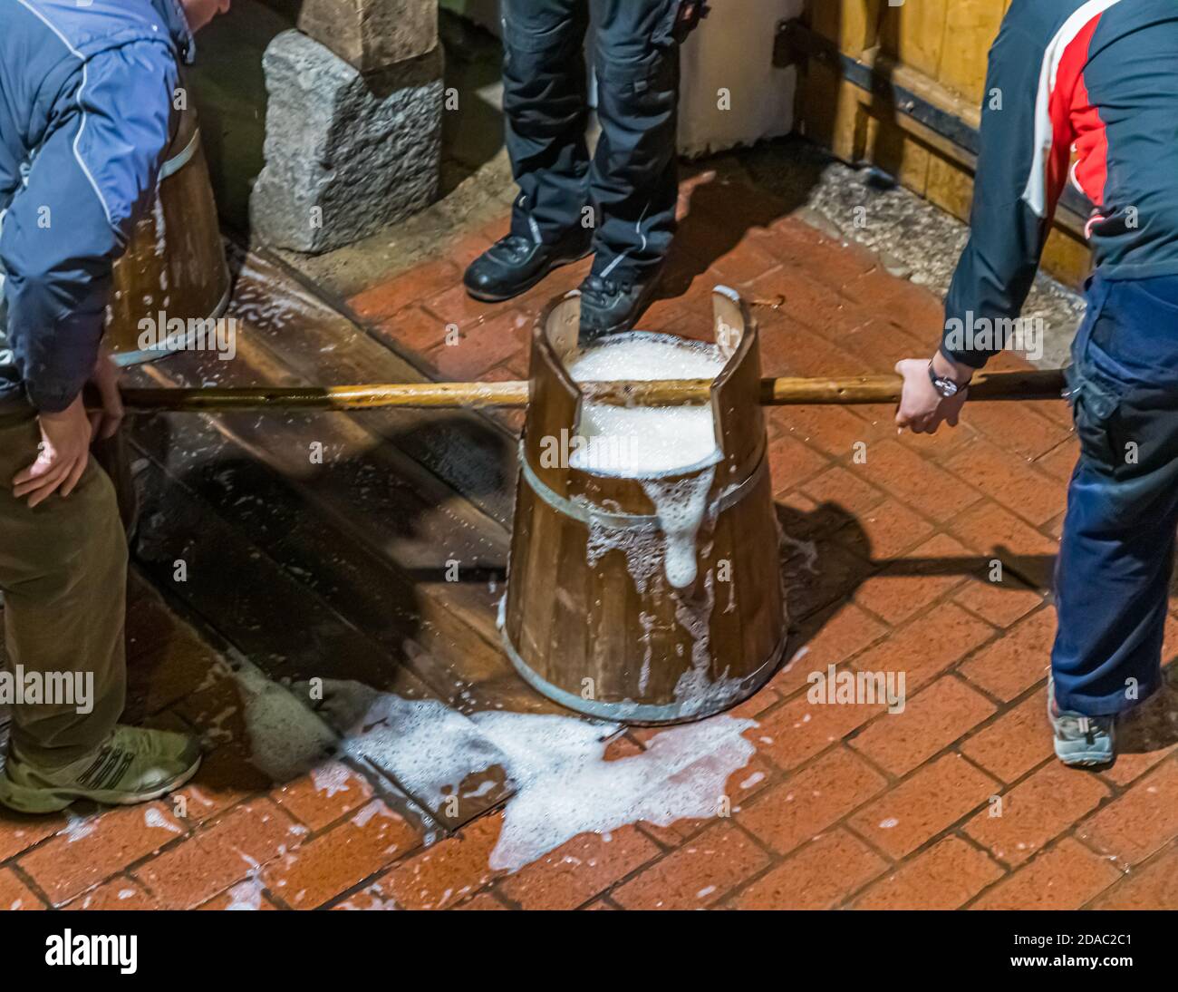 Traditionelle Zoigl Brauerei. Die Zoigl Original-Würze wird mit traditionellen Holzeimern in Falkenberg, Deutschland, lebhaft in den Tanker gefüllt Stockfoto